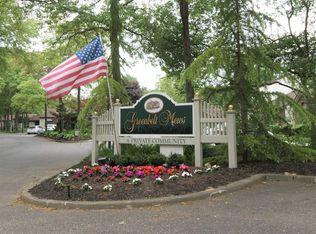 6 Blue Point Rd E, Holtsville, NY 11742