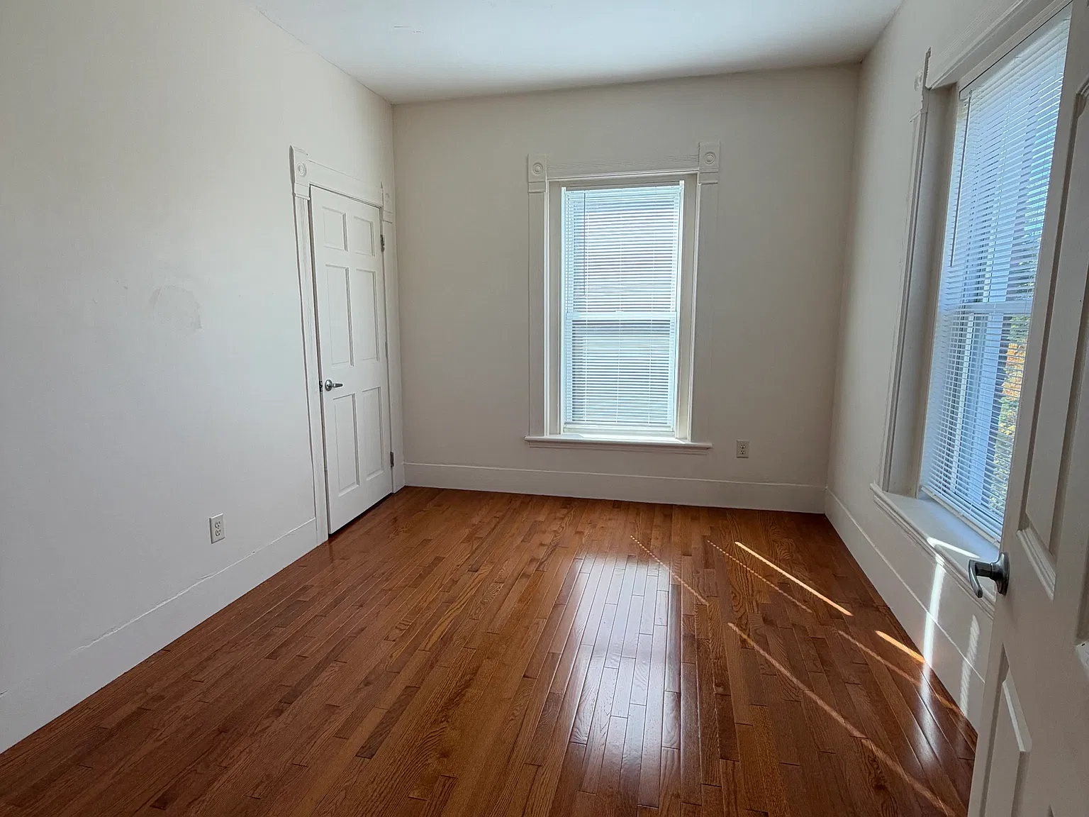 3 bed, 1070 sqft, $1,925 — Photo 4