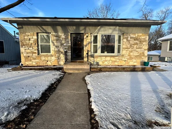 1126 Maple Dr, Mason City, IA 50401
