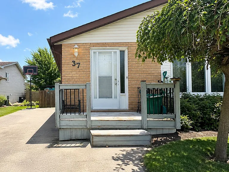 37 Mayfair Dr — Photo 1