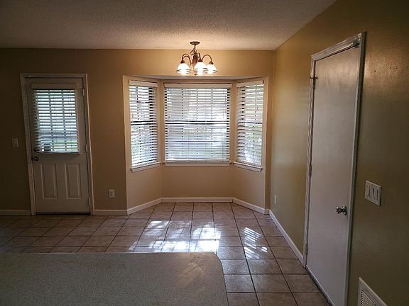 4th image of 582 Peppertree Ln