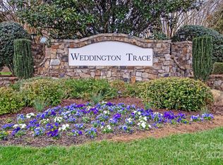 900 Crooked River Dr, Waxhaw, NC 28173