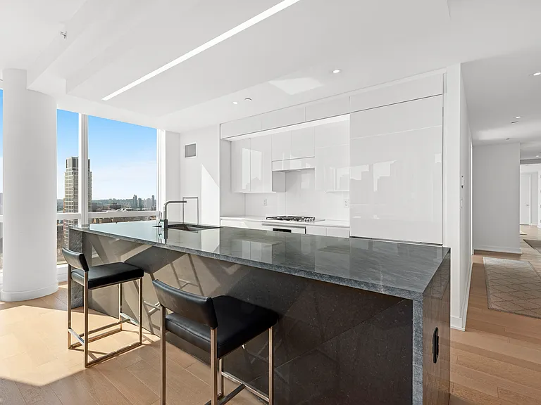 400 Park Ave S #28C — Photo 3
