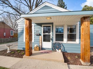 909 Albert Ave, Sycamore, IL 60178