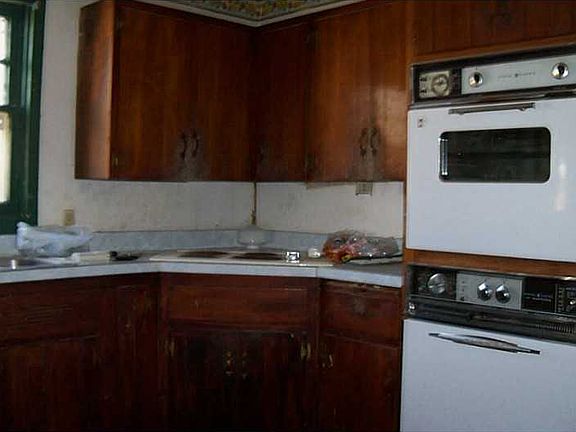 2nd image of 224 E Elm St