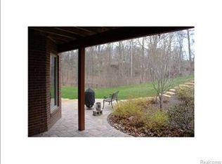 2729 Toby Dr, Brighton, MI