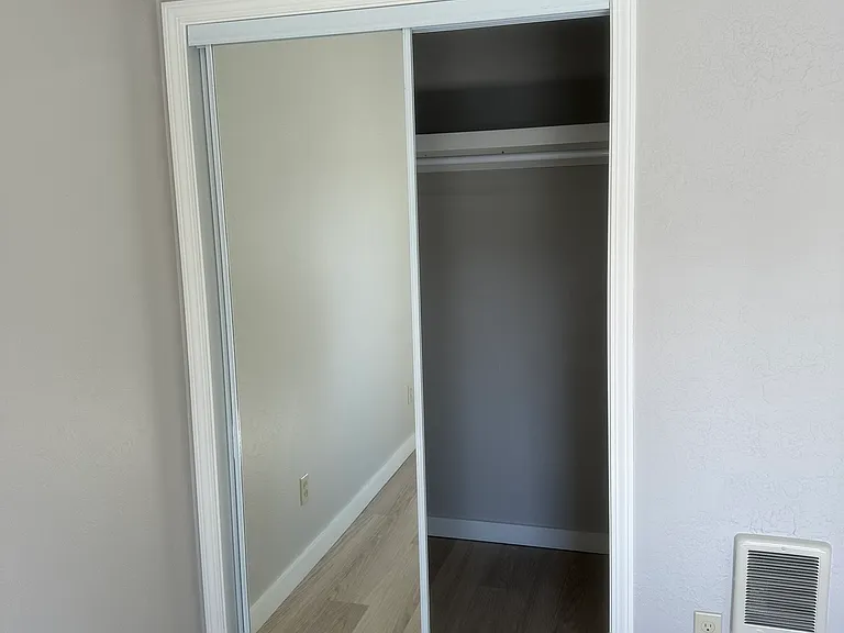 Mirror Closet and heating in Bedroom #4