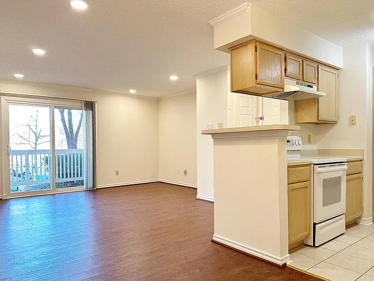 1523 Lincoln Way #204B — Photo 2