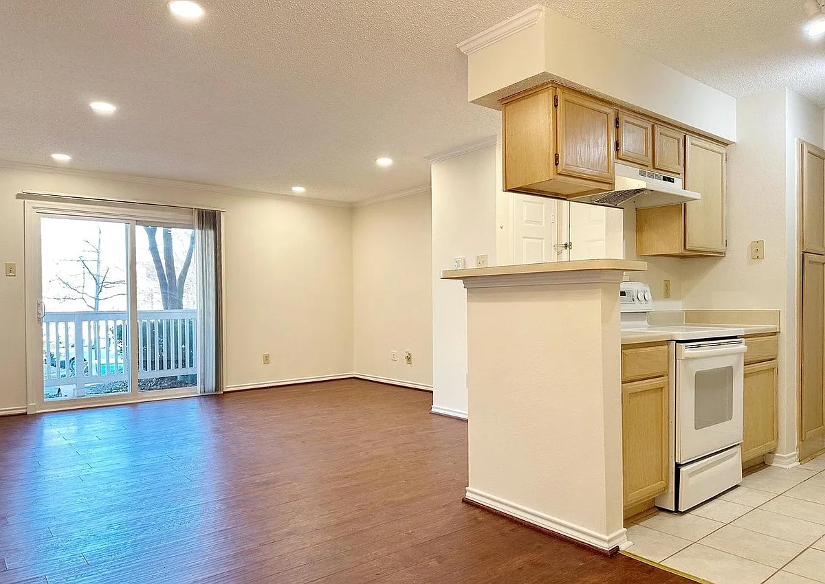 Building Photo - 1523 Lincoln Way #204B