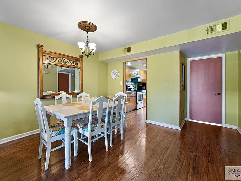 114 E Dolphin St #A — Photo 4
