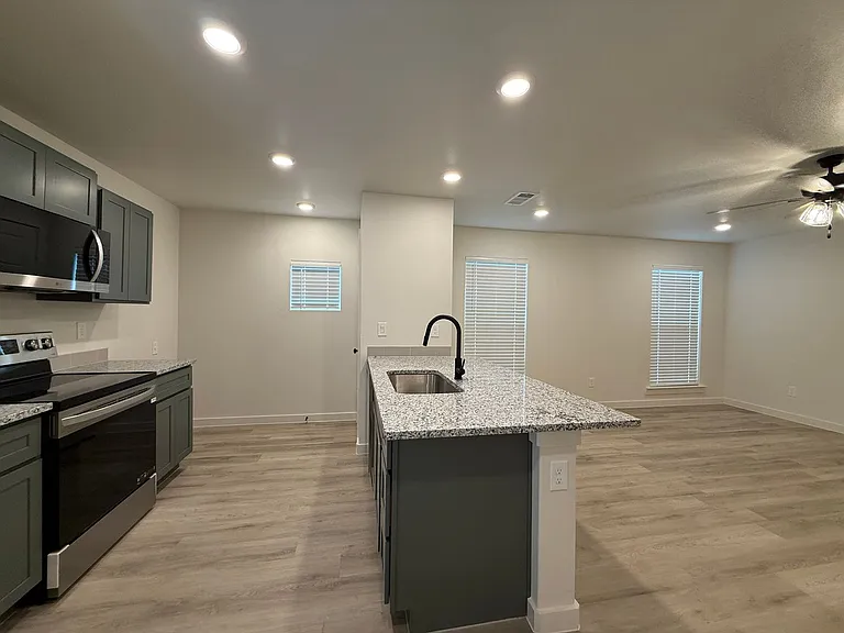 5526 Rice St — Photo 4