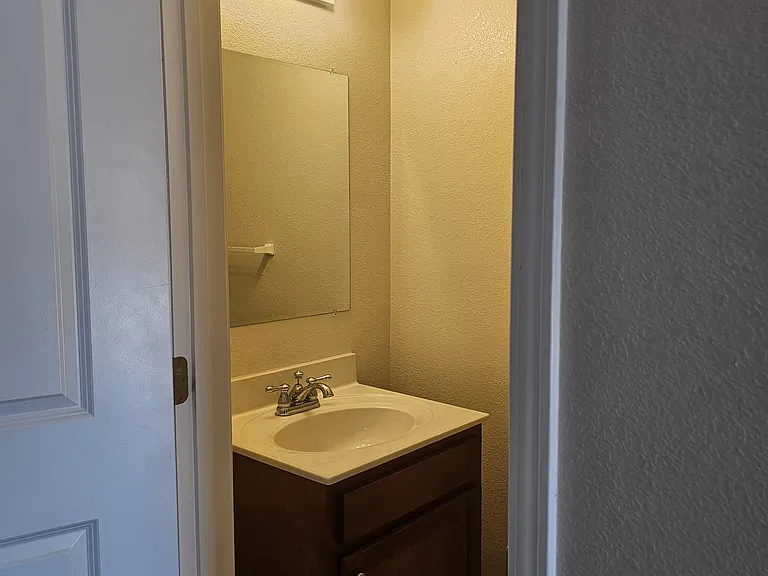 102 Frances Ct — Photo 4
