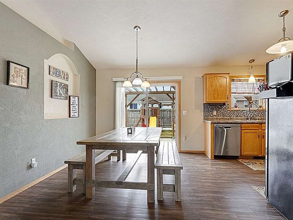 Sunny dining area with patio doors to the patio/pergola.