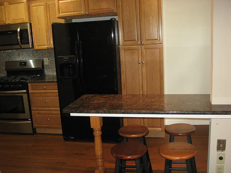 1090 Taylor Dr — Photo 6