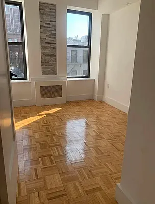 Rented by M.Grossman R.E. Management | media 3