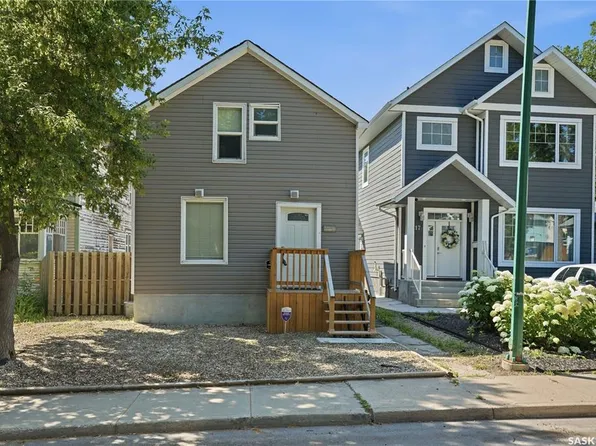 215 26th STREET W, Saskatoon, SK S7L 0C3