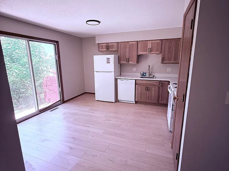 4052 Canterbury Dr — Photo 2