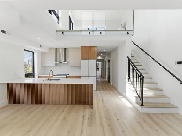 17 Holmes St #Penthouse 1, Quincy, MA 02171