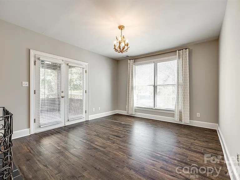 2220 Roswell Ave — Photo 11