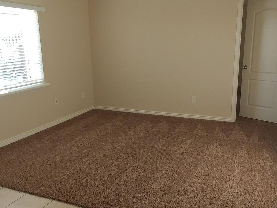 Living Room/Family Room, main level lighting