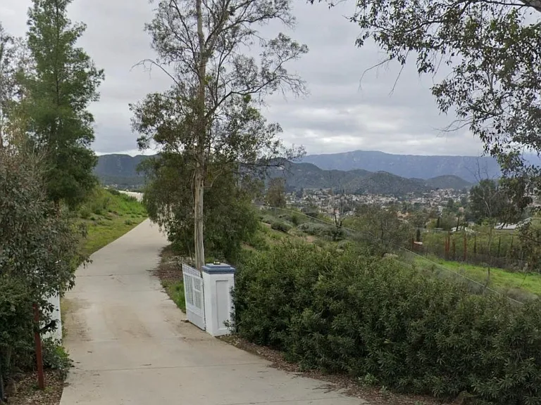 24191 Beverly Dr — Photo 13