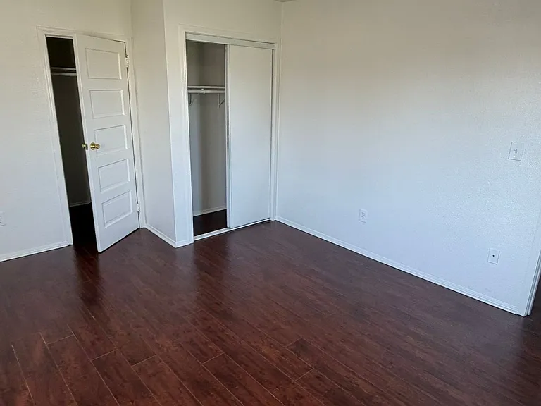 714 E 108th St #7 — Photo 10