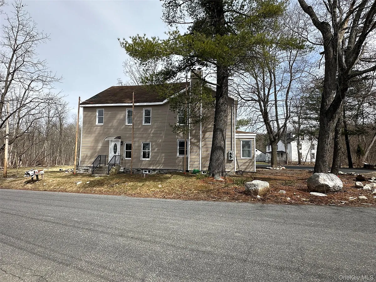 Building Photo - 1445 Burlingham Rd