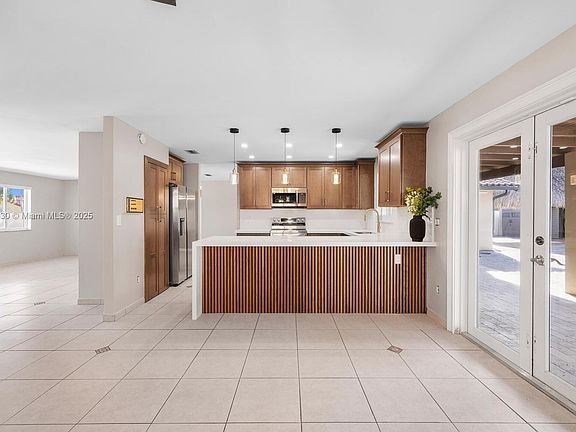 3rd image of 14020 SW 38th St