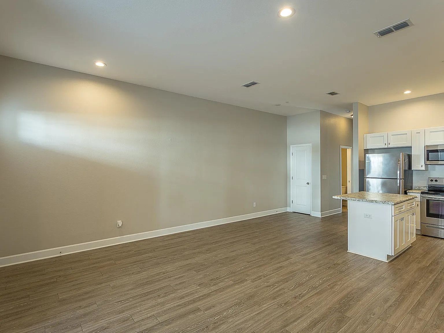 3 bed, 3.5 bath, 1754 sqft, $2,200 — Photo 3