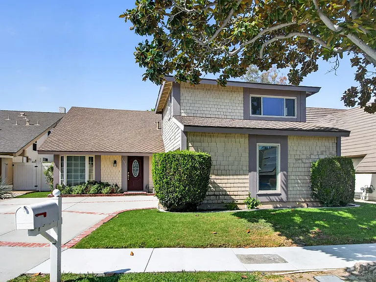 2372 Apple Tree Dr — Photo 1