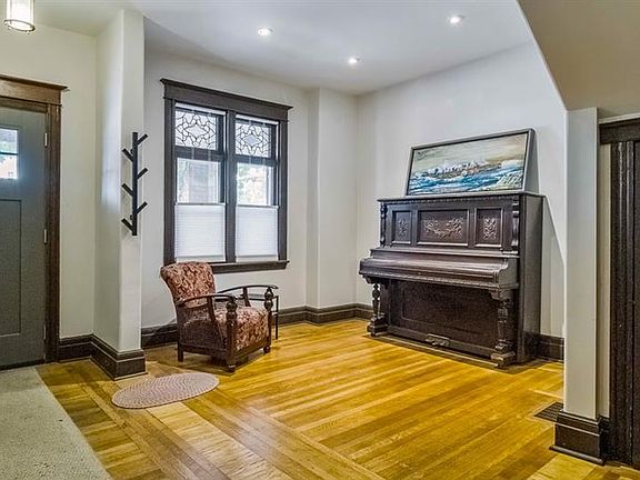 5th image of 217 Caroline St S