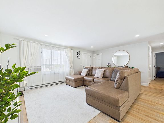 4th image of 57 Stowe St