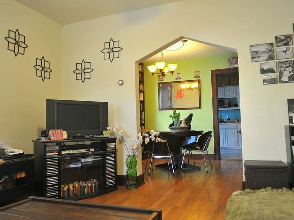2nd image of 131-133 Sylvia St #131