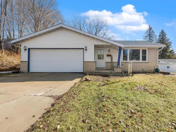 2213 Parkfield DRIVE, West Bend, WI 53090