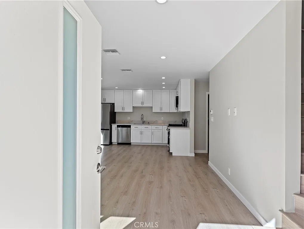 2 bed, 900 sqft, $2,995 — Photo 2