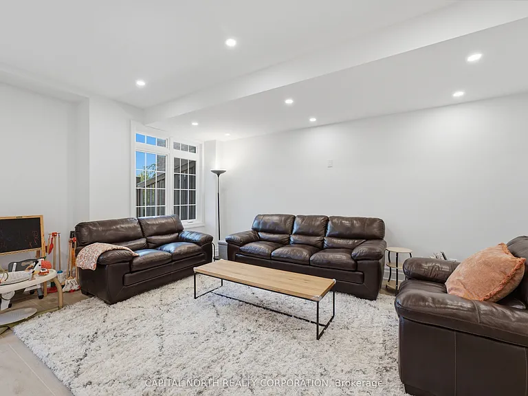 18 Alex Campbell Cres — Photo 35