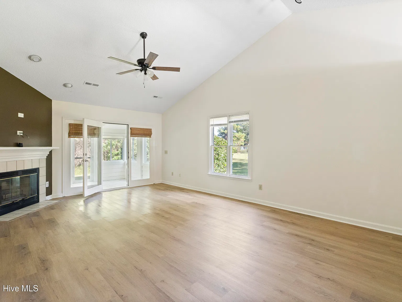 2 bed, 2.0 bath, 1200 sqft, $2,000 — Photo 3