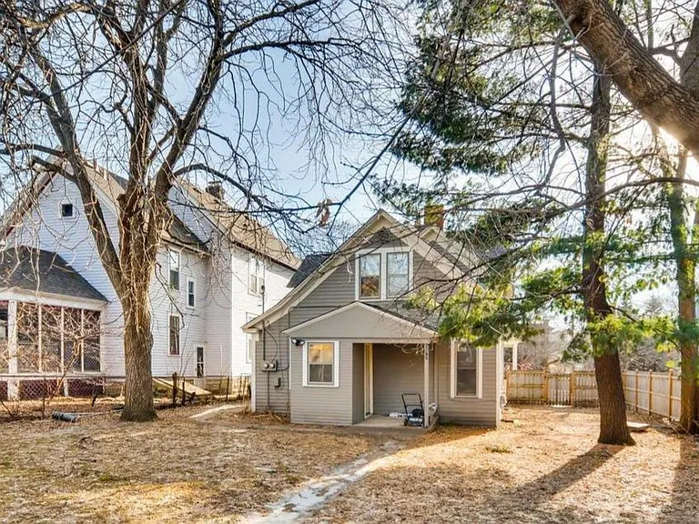 View from the parking space of the spacious back yard. This is all shared space with the upper Unit.