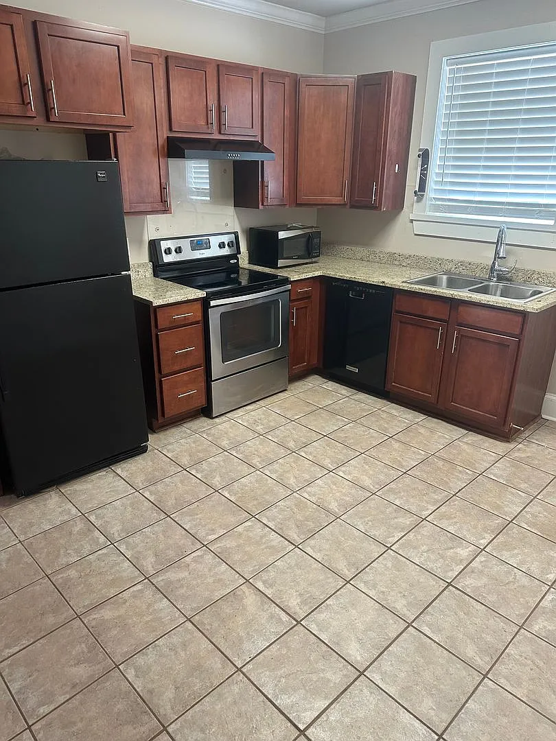 114 N. Cypress Street — Photo 1