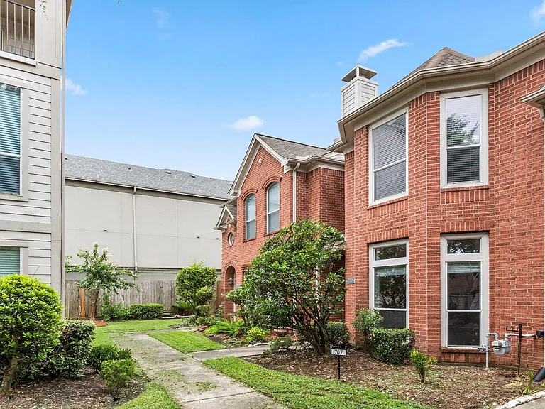 707 W Heights Hollow Ln — Photo 21