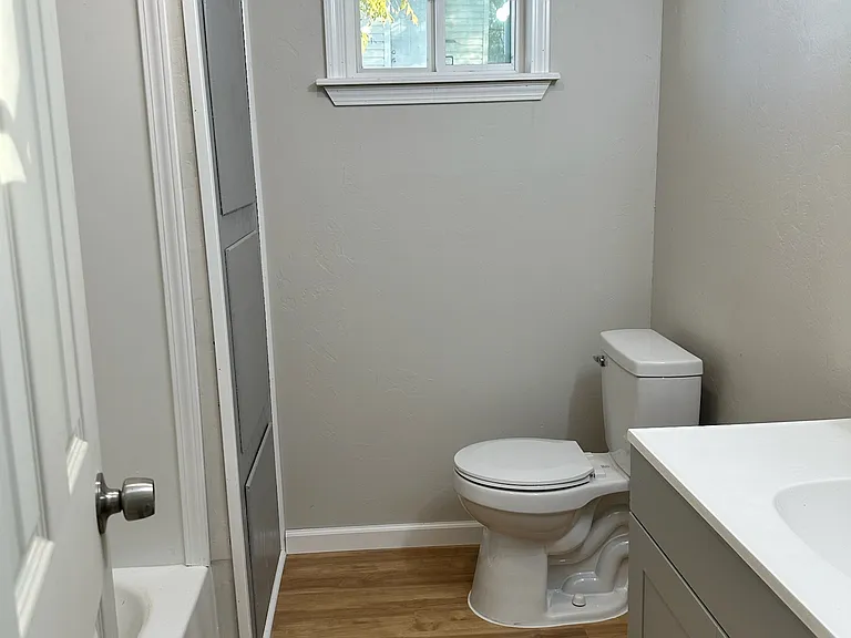 215 SE 38th St #B — Photo 2