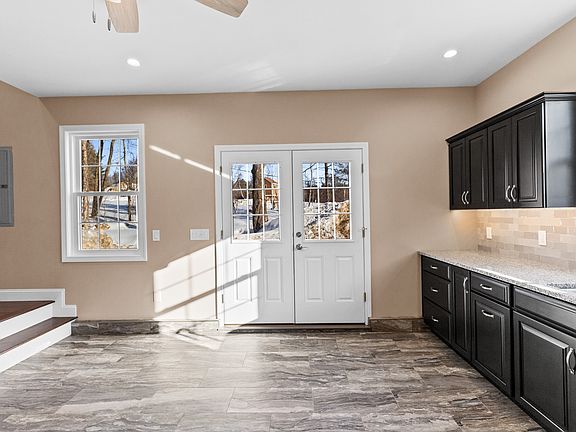 4th image of 6 Latchkey Ln