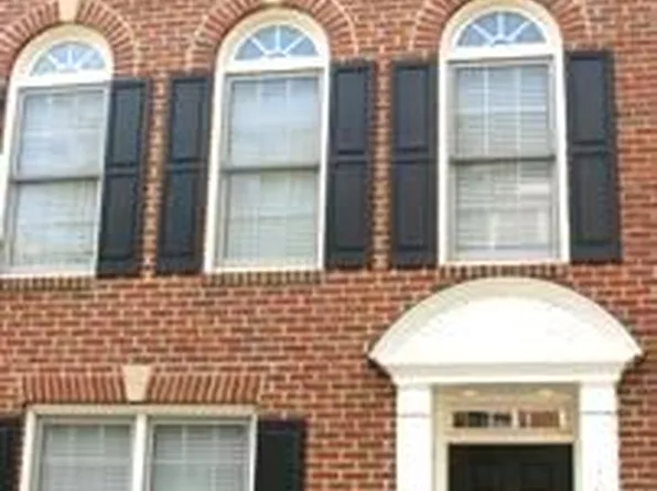 1601 Leeds Castle Dr, Vienna, VA 22182