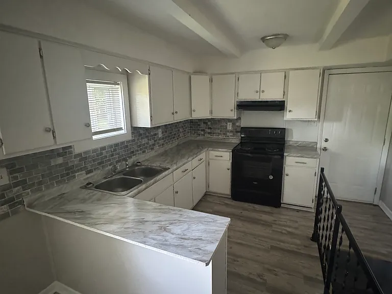 6625 Thurston Ave — Photo 8