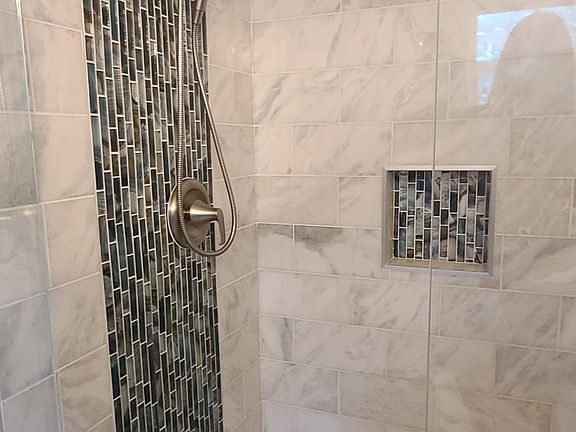 Bedroom #1 en suite bathroom