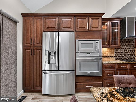 3rd image of 333 Basswood Cir