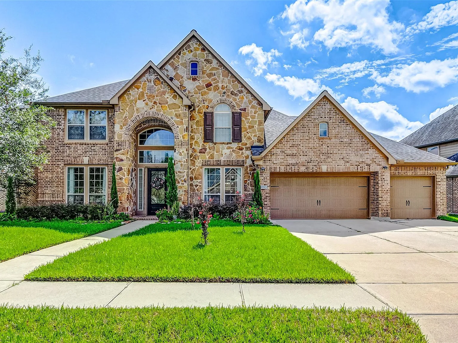 5 bed, 4.5 bath, 4605 sqft, $3,800 — Photo 1