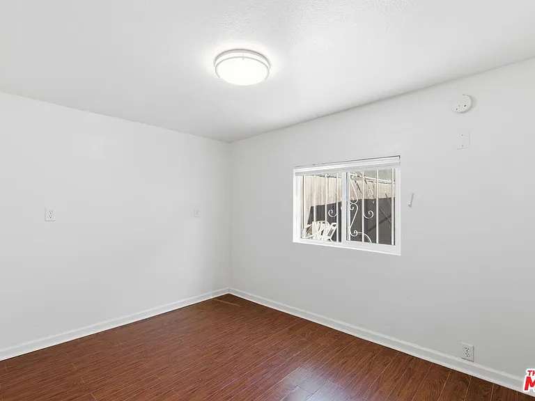 2542 Thurman Ave — Photo 9