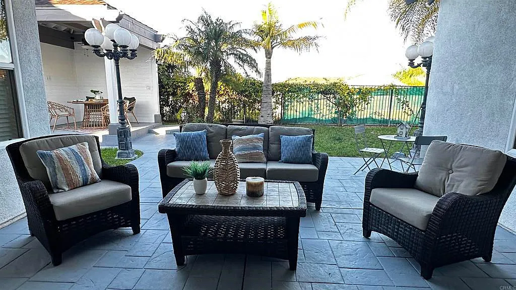 5 bed, 3.5 bath, 2750 sqft, $7,800 — Photo 2