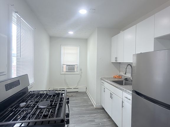 2nd image of 4602 Cass St APT 5